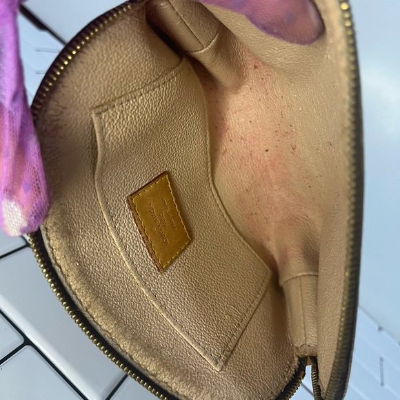 LOUIS VUITTON
Monogram Cosmetic Pouch - Picture 9 of 10